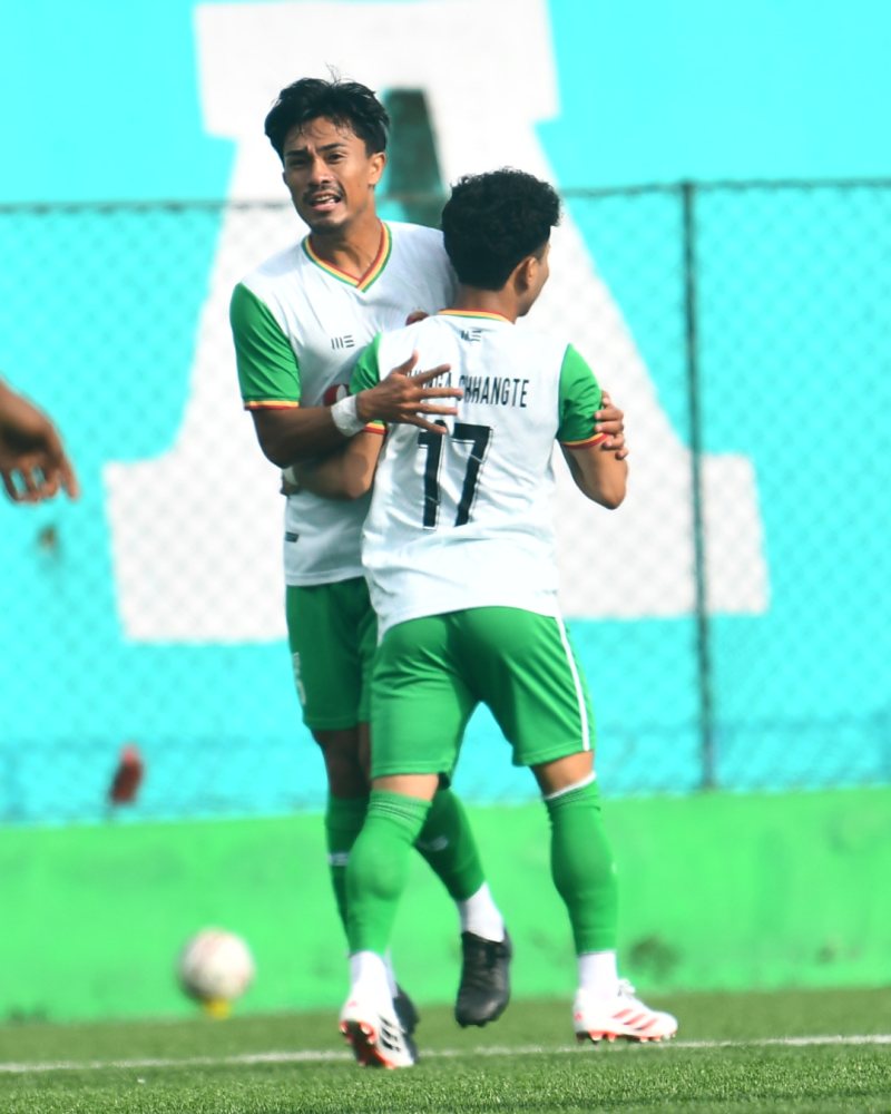 Chhangte celebrating with Naresh Singh after scoring